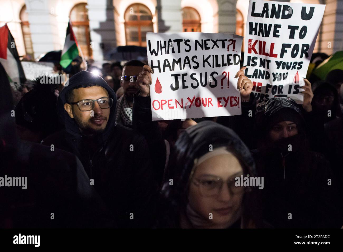 Varsavia, Polonia. 20 ottobre 2023. I manifestanti detengono cartelli contro la guerra durante la manifestazione pro-palestinese a Varsavia. Centinaia di persone - tra cui palestinesi - si sono riunite sotto la pioggia battente nel centro di Varsavia per protestare con lo slogan "Smettila la pulizia etnica a Gaza”. I manifestanti pro-palestinesi chiedono la fine dei bombardamenti civili a Gaza da parte di Israele, l'apertura dei corridoi umanitari e la fornitura di cibo, acqua e medicine agli abitanti della Striscia di Gaza. I manifestanti hanno cantato slogan come "Palestina libera” o "Israele è uno Stato terrorista”. Credito: SOPA Images Limited/Alamy Live News Foto Stock