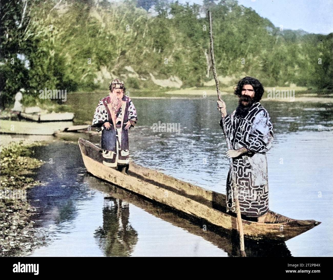 Due uomini Ainu in canoa scavata Foto Stock