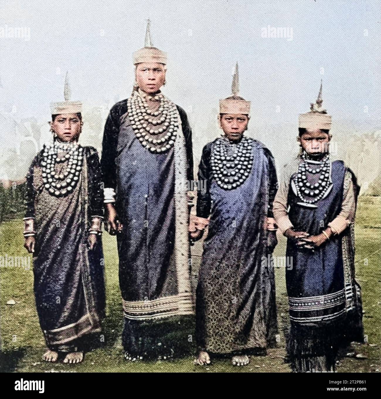 Ragazze che ballano al ballo Mongknem, Khasia Hills Foto Stock