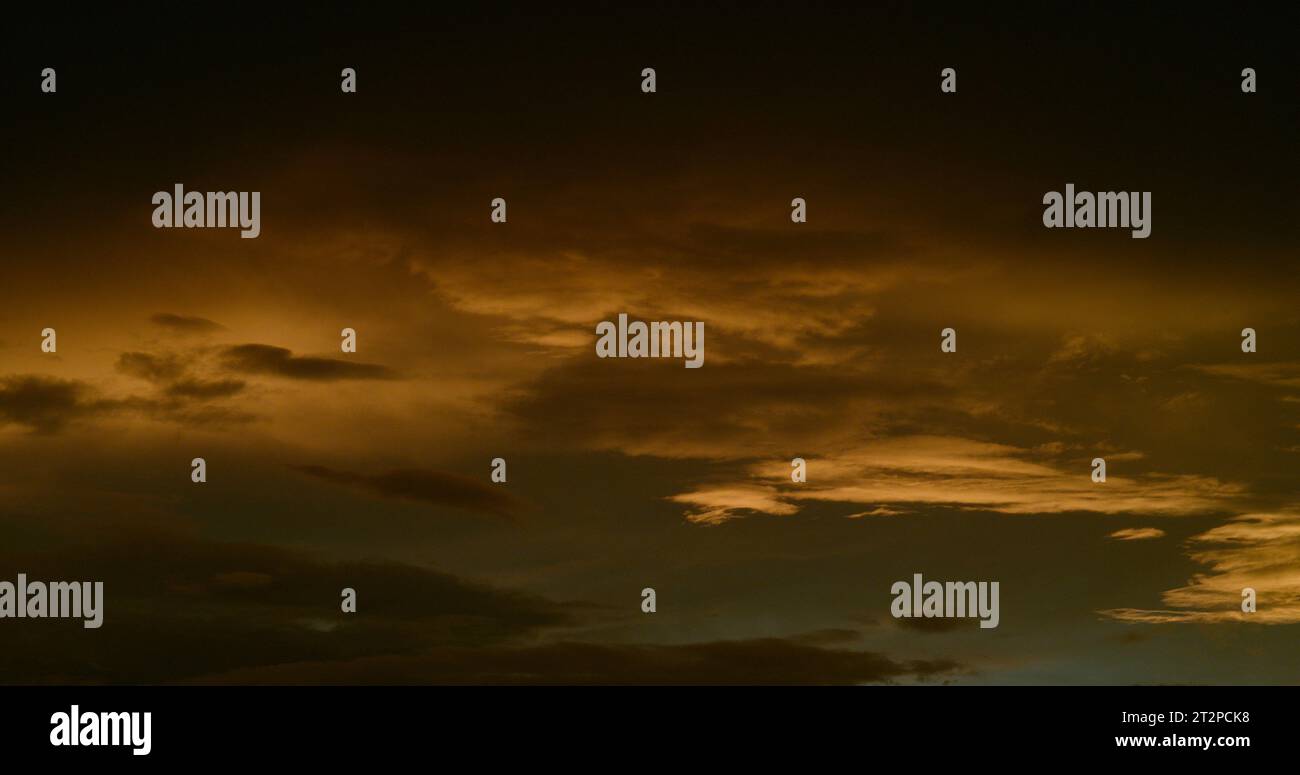 Paesaggio nuvoloso sognante e oscuro al crepuscolo, immerso nel colore di metà estate. Foto Stock