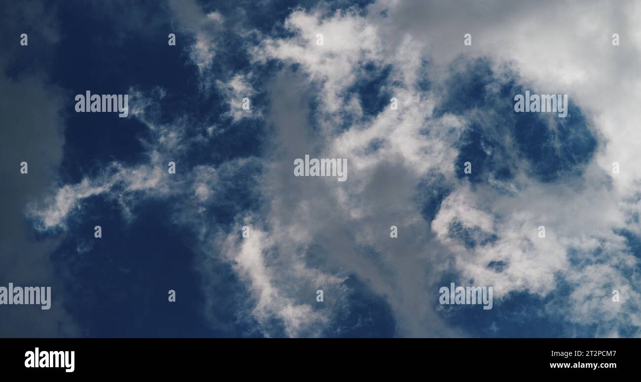 Nuvole bianche e sognanti in un cielo blu intenso. Foto Stock