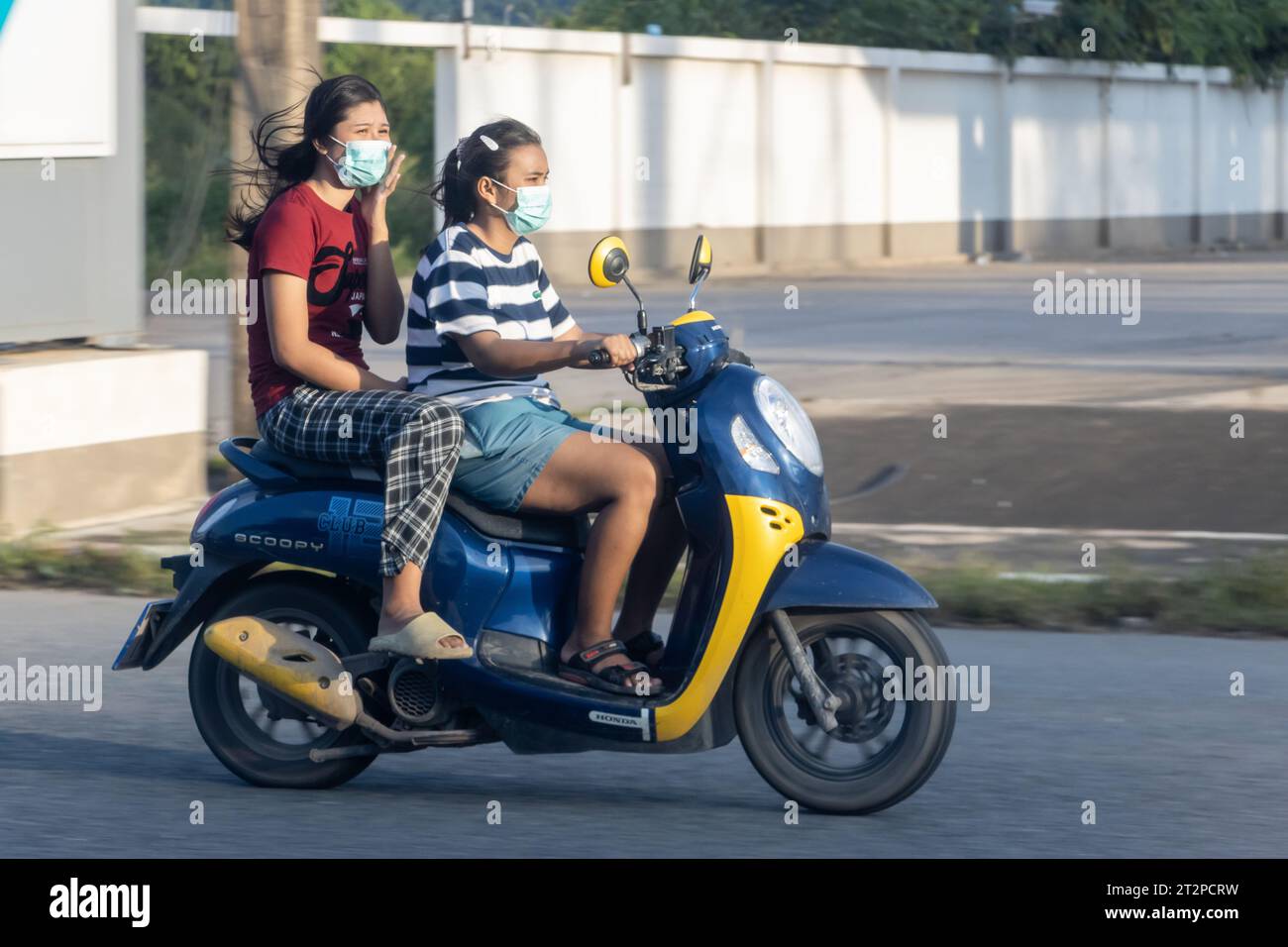 THAILANDIA, 1 ottobre 2023, due donne corrono in moto per strada Foto Stock