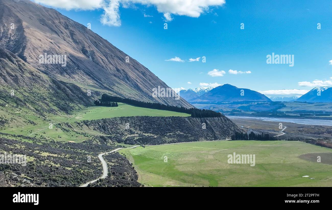 Campagna agricola sotto il Monte Hutt e affacciata sul fiume Rakaia e sulla gola Foto Stock