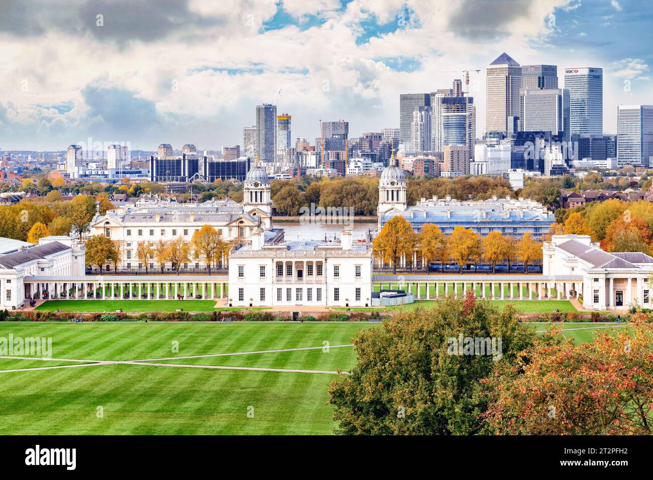 London, Regno Unito - 25 Ottobre 2015: giornata autunnale a Londra Greenwich Park vicino alla Queen's House e il Collegio Navale e con la Canary Wharf skyline con il suo Foto Stock