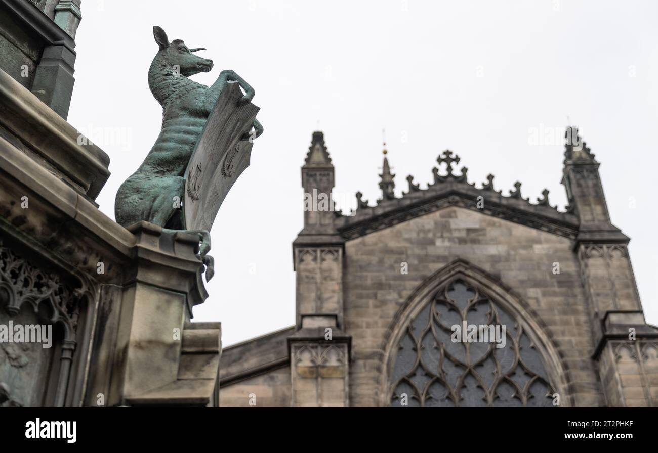 Particolare della statua di John Knox in Piazza del Parlamento, con St. Cattedrale di Giles sullo sfondo Foto Stock