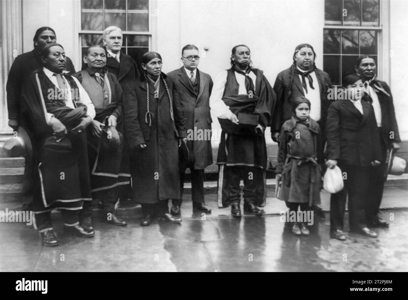 Gli indiani Osage con il senatore John W. Harreld e il rappresentante Samuel James Montgomery alla Casa Bianca quando chiamarono il presidente Coolidge. (USA) Foto Stock