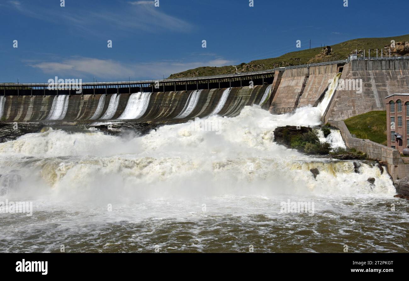 la diga idroelettrica di ryan e il fiume missouri in una soleggiata giornata estiva, vicino a grandi cascate, montana Foto Stock