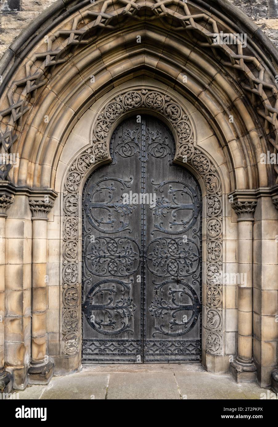 Decorazioni in metallo su una porta della cappella a St. Cattedrale episcopale di Mary, Edimburgo Foto Stock