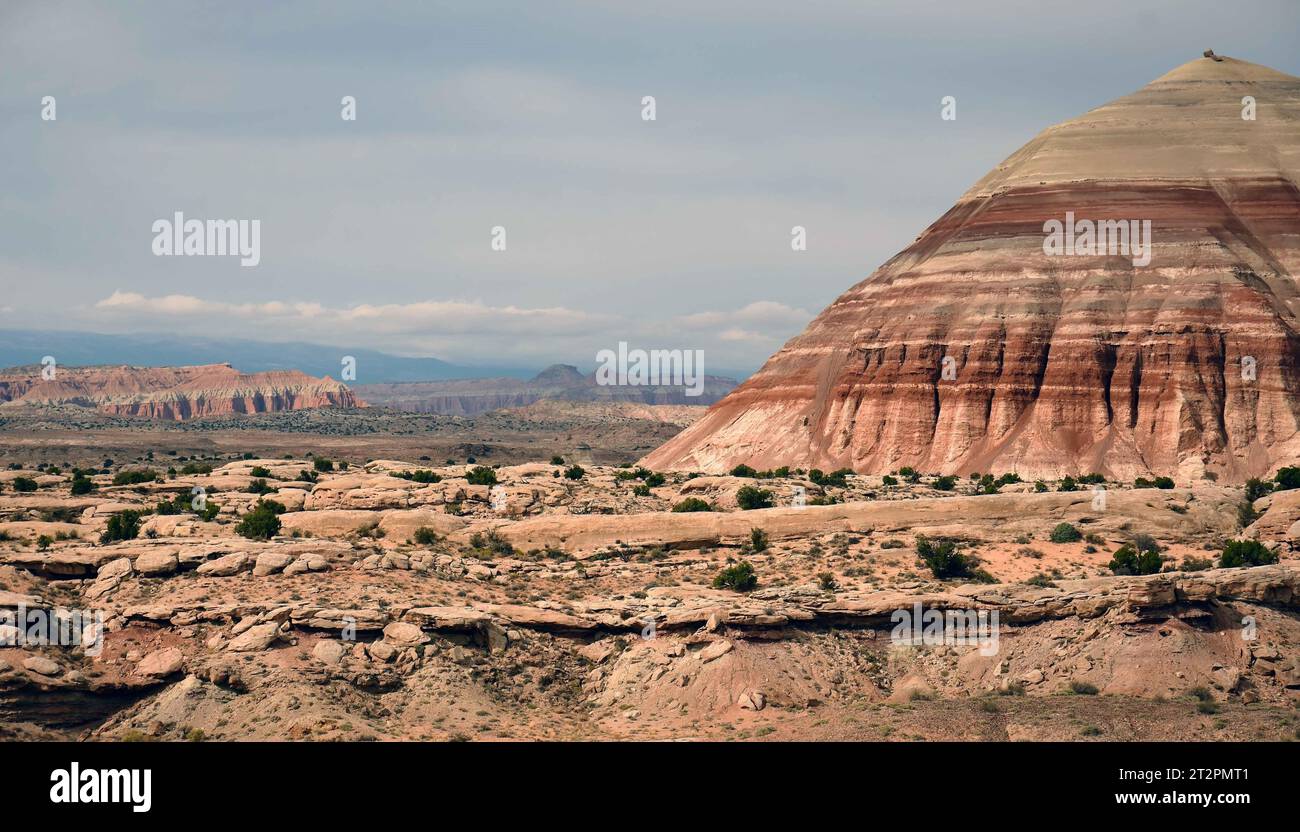 colorate colline bentonite lungo la strada della valle della cattedrale, capitol reef park, utah Foto Stock