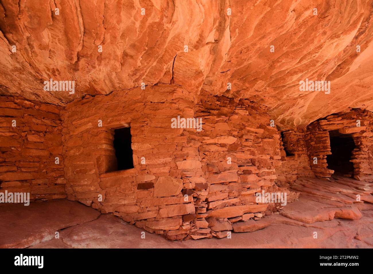 antiche rovine native americane del cratere nel parco nazionale dei ponti naturali vicino a blanding, utah Foto Stock