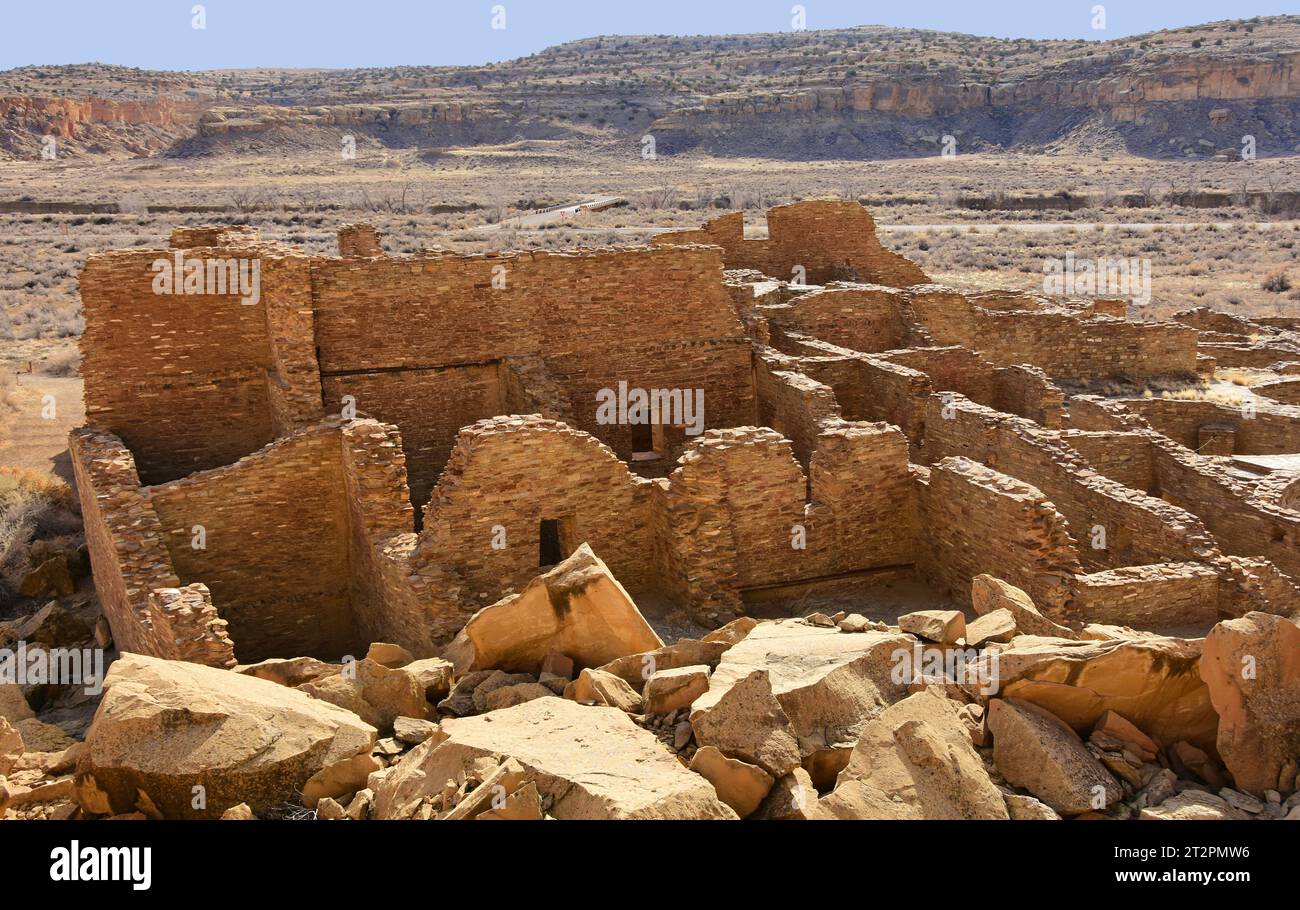 le antiche rovine native americane di pueblo bonito nel parco storico nazionale della cultura chaco in una soleggiata giornata invernale vicino a farnmington, new mexico Foto Stock