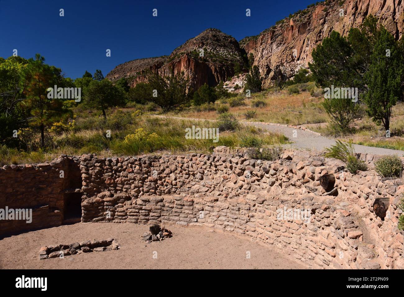 le antiche rovine indigene americane di tyuonyi pueblo in una soleggiata giornata autunnale al monumento nazionale bandelier, vicino a los alamos, new mexico Foto Stock