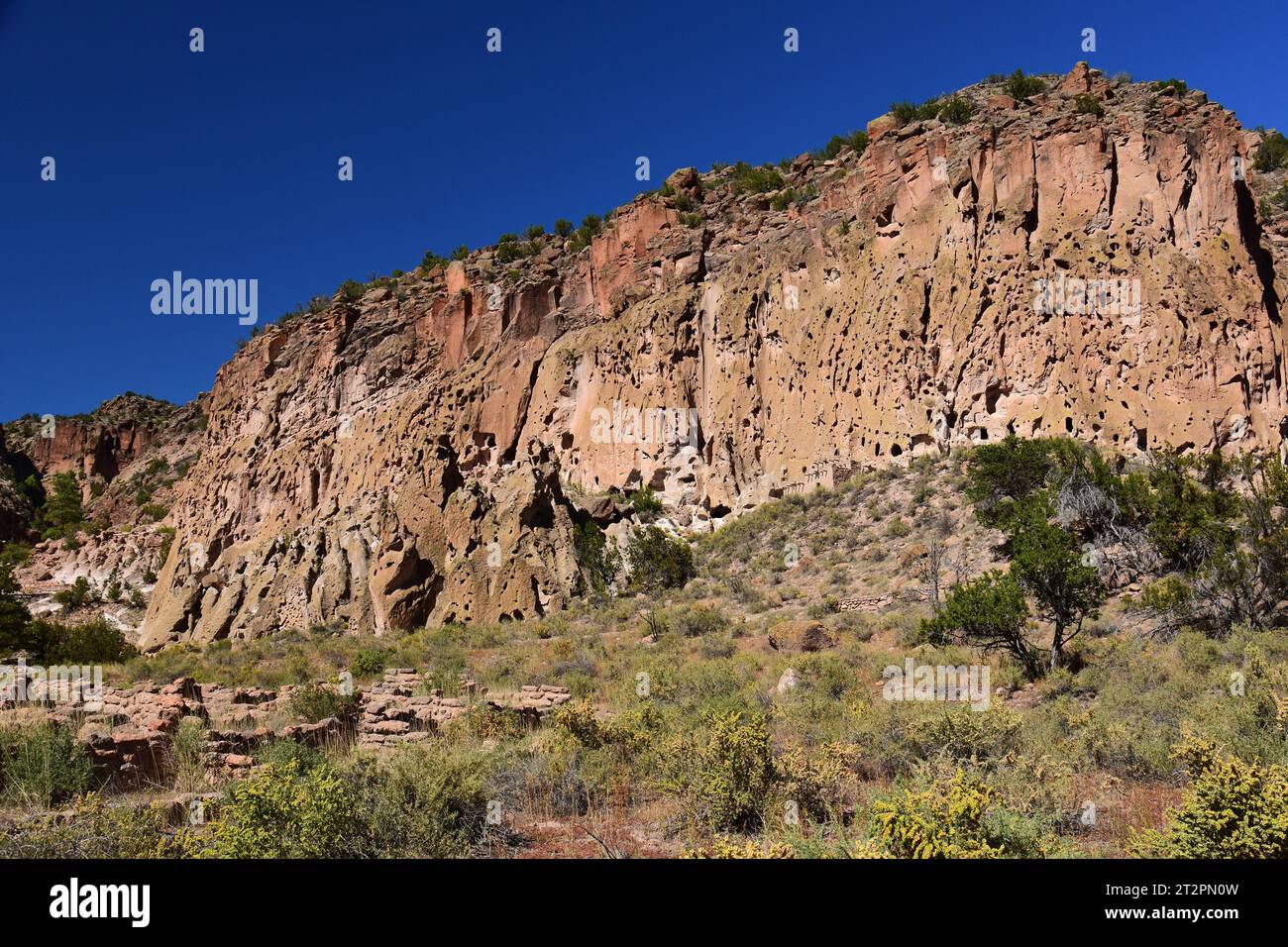 scogliere e antiche rovine di grotte native americane in una soleggiata giornata autunnale presso il monumento nazionale bandelier, vicino a los alamos, new mexico Foto Stock