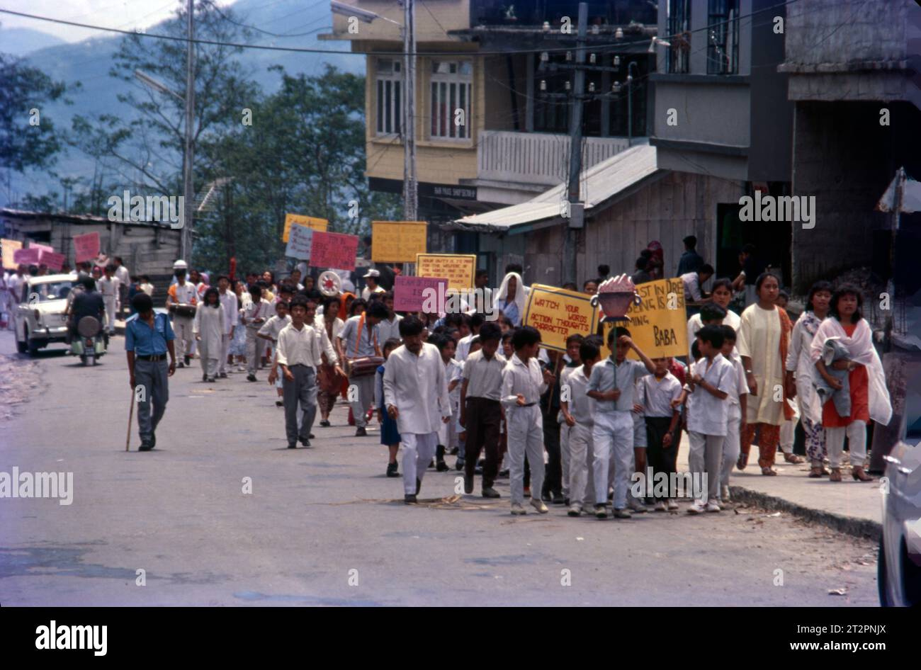 Processione per bambini e anziani a Gangtok, Sikkim, India. Foto Stock