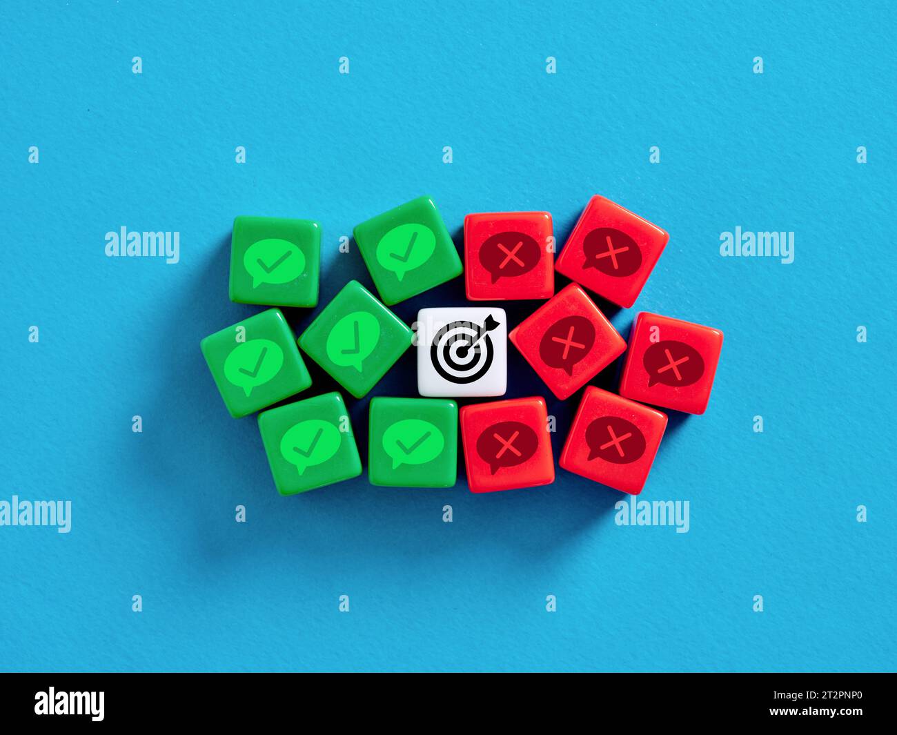 Contestazione sugli obiettivi e gli obiettivi aziendali. Argomentazioni negative e positive sugli obiettivi. Dibattito, opinioni e brainstorming. Foto Stock