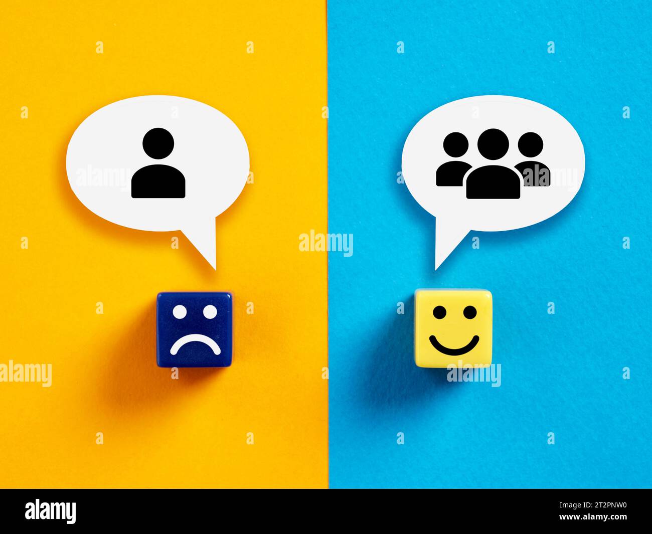 Lavoro di squadra contro lavoro individuale. Individualità o cooperazione di gruppo nel business. Cubi con facce felici e infelici con simboli di squadra e individuali Foto Stock