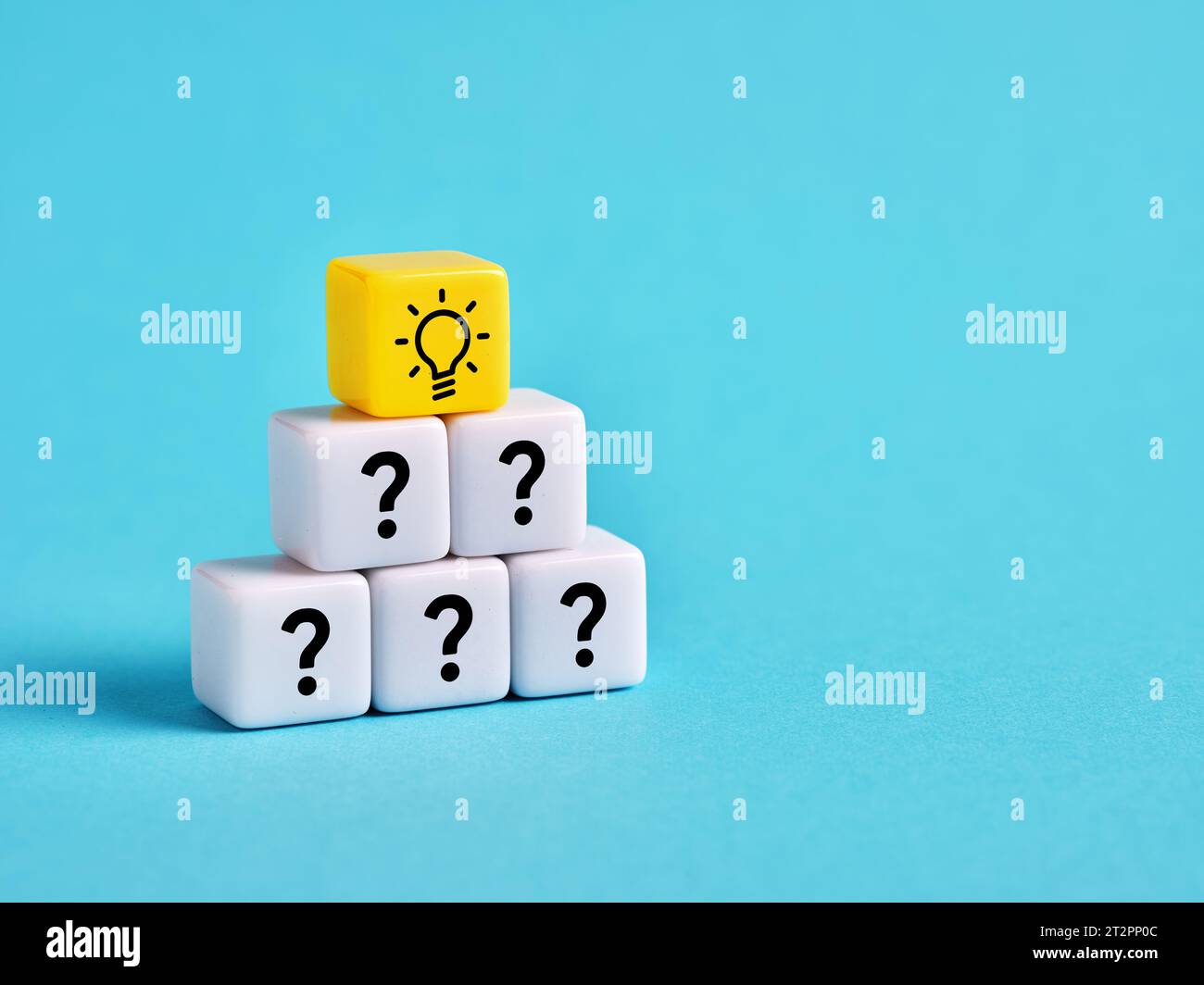 Brainstorming e creazione di idee creative. Risoluzione dei problemi e soluzioni aziendali. Punto interrogativo e simboli delle lampadine sulla piramide dei cubi. Foto Stock