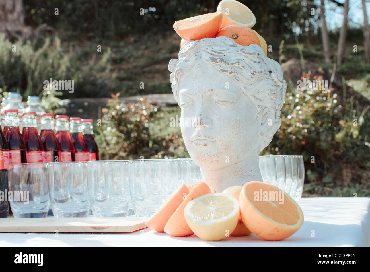 Busto con arance e occhiali, decorazione nuziale Foto Stock