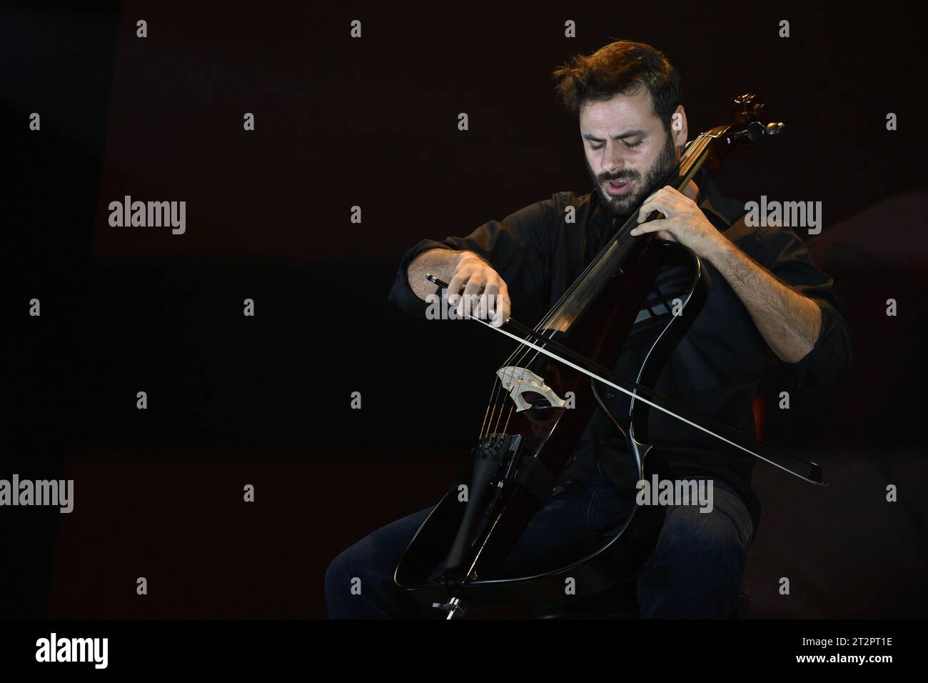 Hauser durante il Tour Rebel con un violoncello, 20 ottobre 2023 al Palazzo dello Sport, a Roma, Italia. Foto Stock