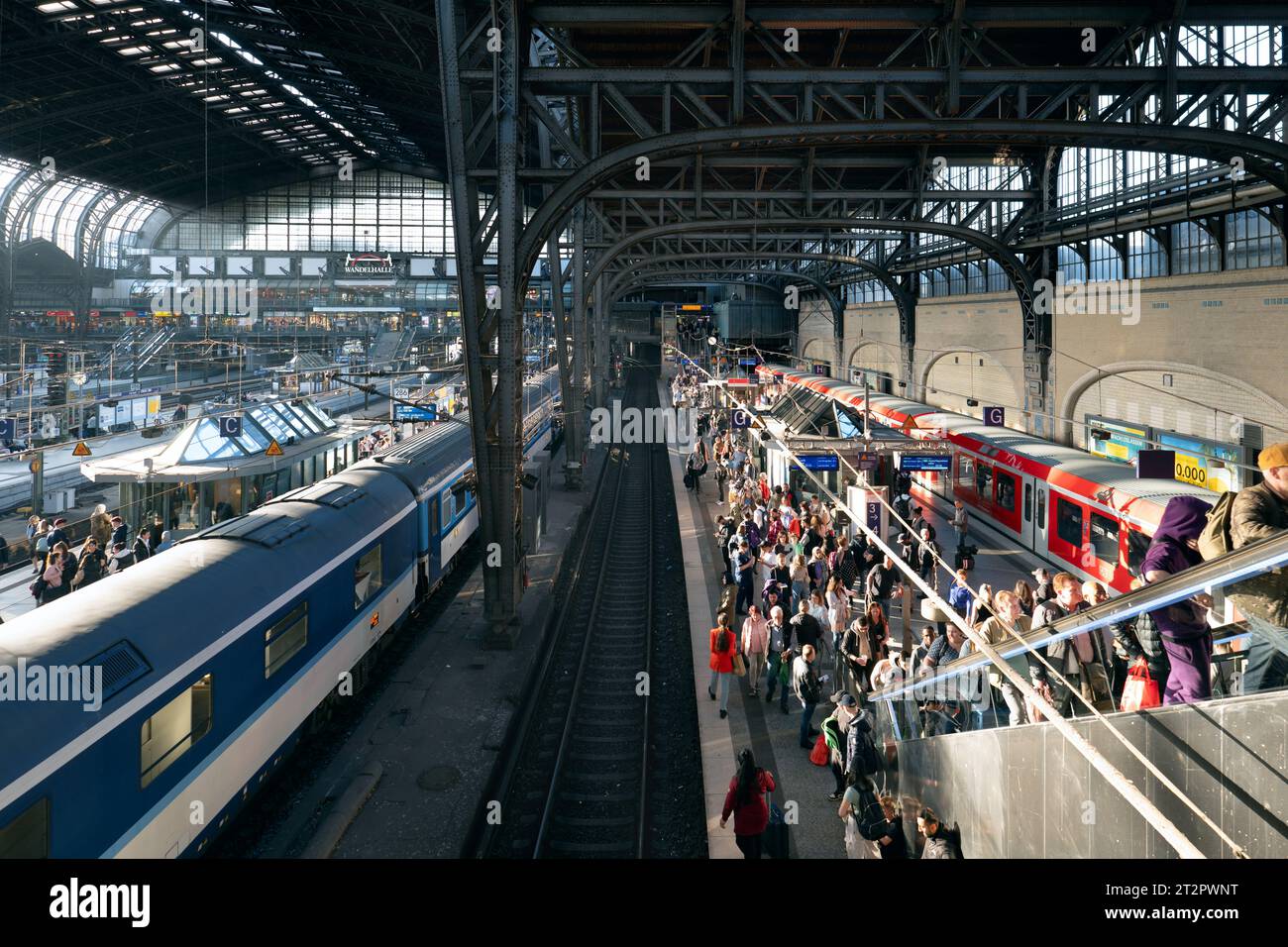 La stazione centrale di Amburgo è piena di gente Foto Stock