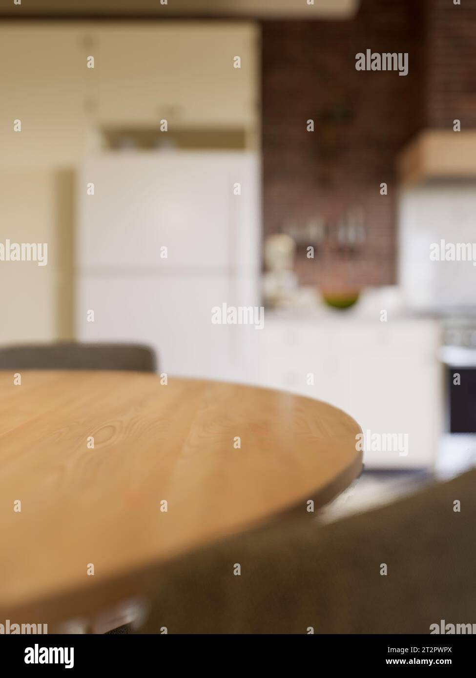 Cucina con un'enfasi sulla superficie del tavolo da cucina con uno sfondo sfocato - un luogo dove posizionare i prodotti. Foto Stock