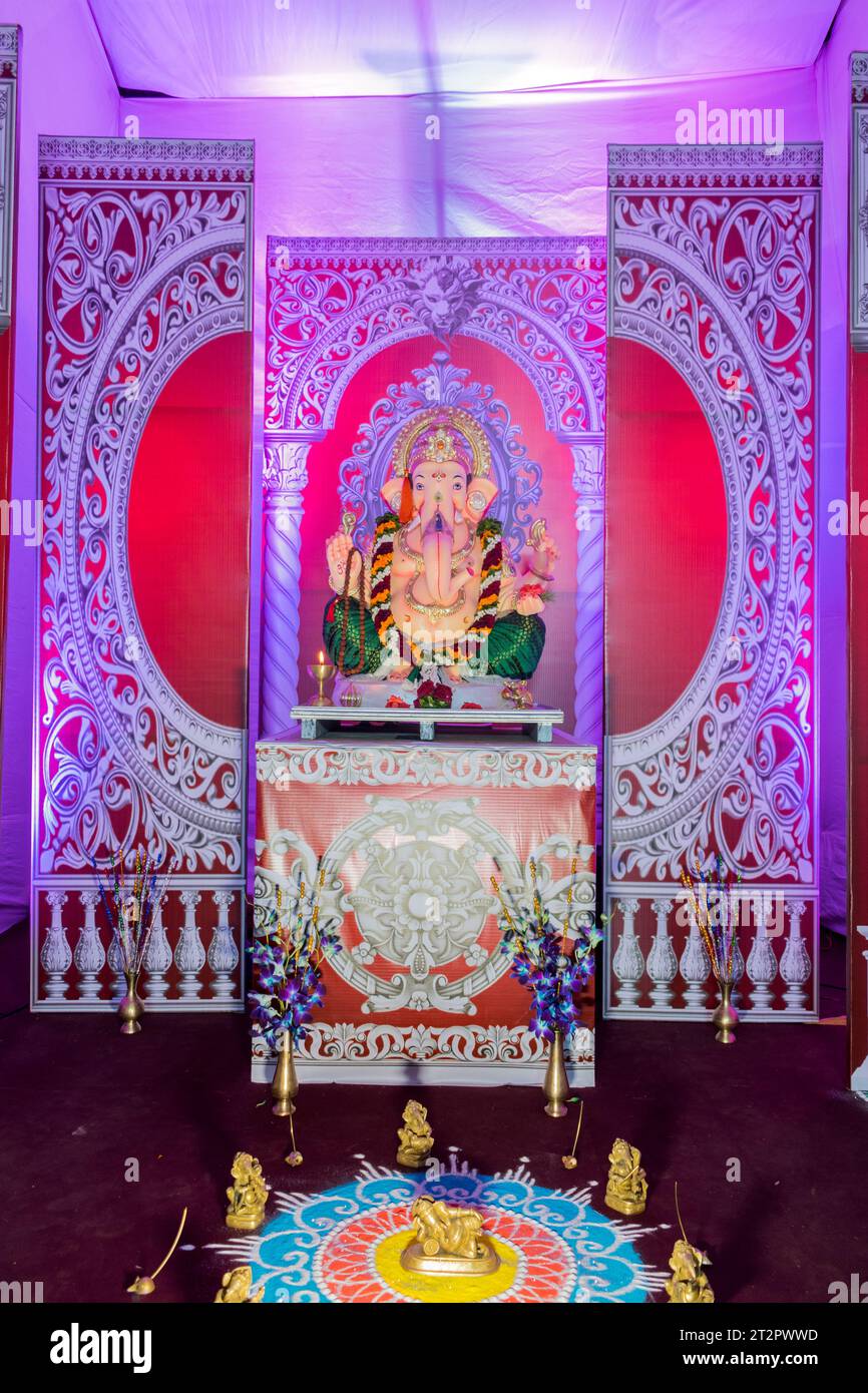 Un bellissimo idolo del Signore Ganesha che viene adorato in un mandal a Mumbai per l'auspicious festival indiano di Ganesh Chaturthi Foto Stock