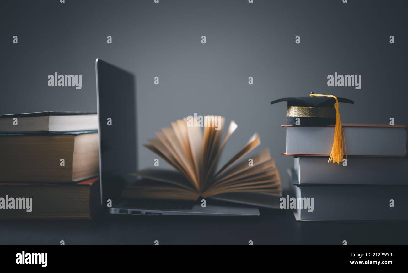 Tappo graduato con globo terrestre. Concetto di studio aziendale globale, istruzione all'estero, ritorno a scuola. Istruzione nel mondo globale, studiare all'estero busines Foto Stock