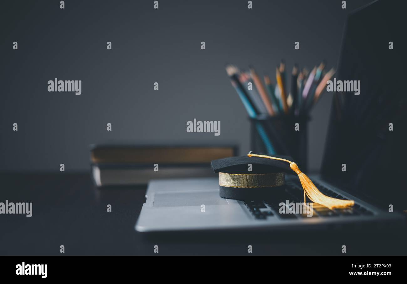 Tappo graduato con globo terrestre. Concetto di studio aziendale globale, istruzione all'estero, ritorno a scuola. Istruzione nel mondo globale, studiare all'estero busines Foto Stock