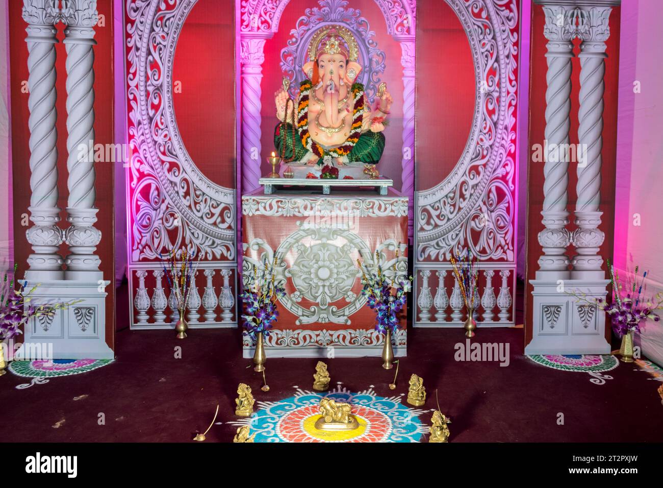 Un bellissimo idolo del Signore Ganesha che viene adorato in un mandal a Mumbai per l'auspicious festival indiano di Ganesh Chaturthi Foto Stock