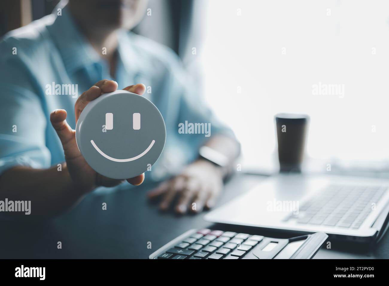 Feedback sul concetto del cliente: Valutazione delle emozioni per la massima soddisfazione. Migliora i tuoi progetti visivi con un lavoro di alta qualità che cattura i clienti Foto Stock