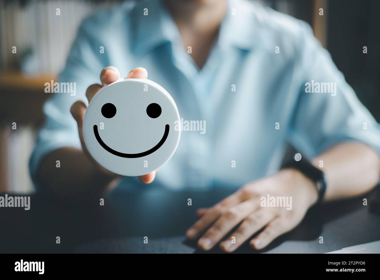 Feedback sul concetto del cliente: Valutazione delle emozioni per la massima soddisfazione. Migliora i tuoi progetti visivi con un lavoro di alta qualità che cattura i clienti Foto Stock