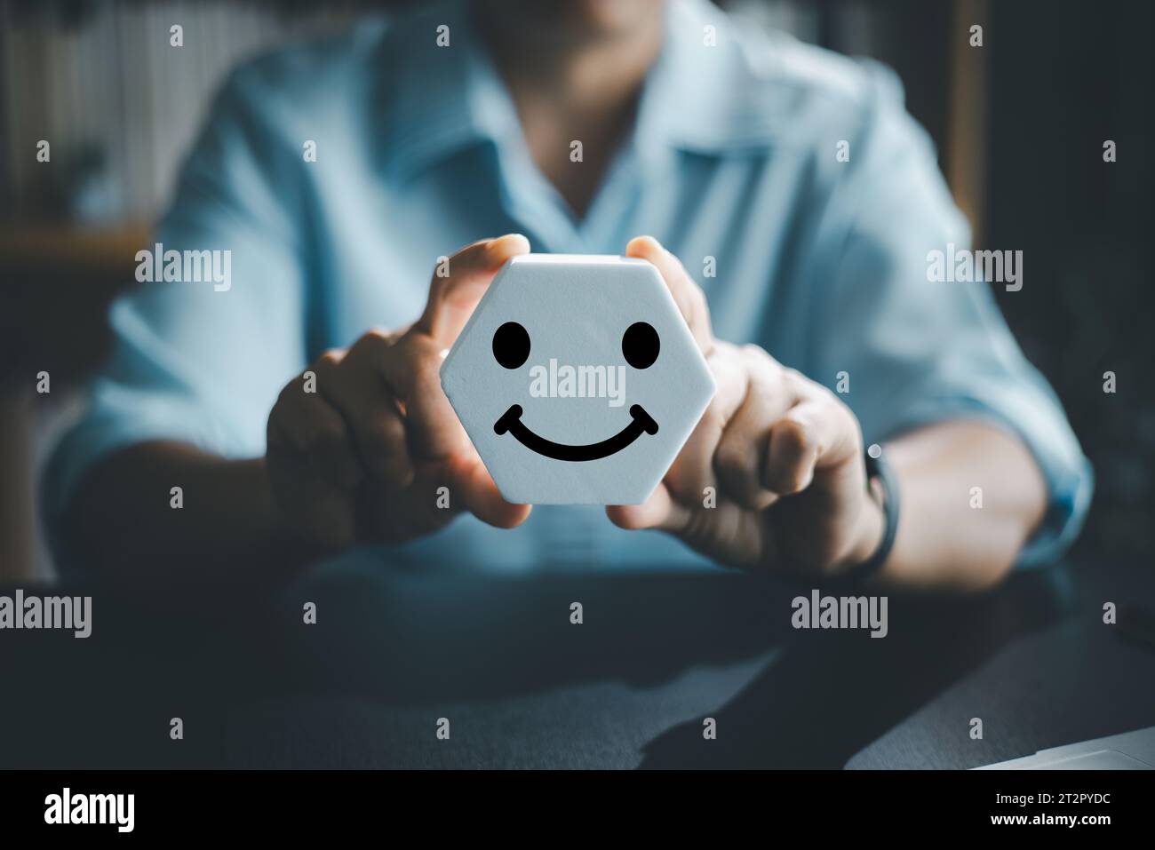 Feedback sul concetto del cliente: Valutazione delle emozioni per la massima soddisfazione. Migliora i tuoi progetti visivi con un lavoro di alta qualità che cattura i clienti Foto Stock