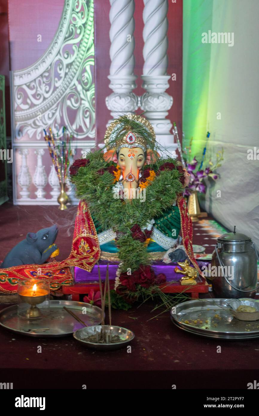Un bellissimo idolo del Signore Ganesha che viene adorato in un mandal a Mumbai per l'auspicious festival indiano di Ganesh Chaturthi Foto Stock