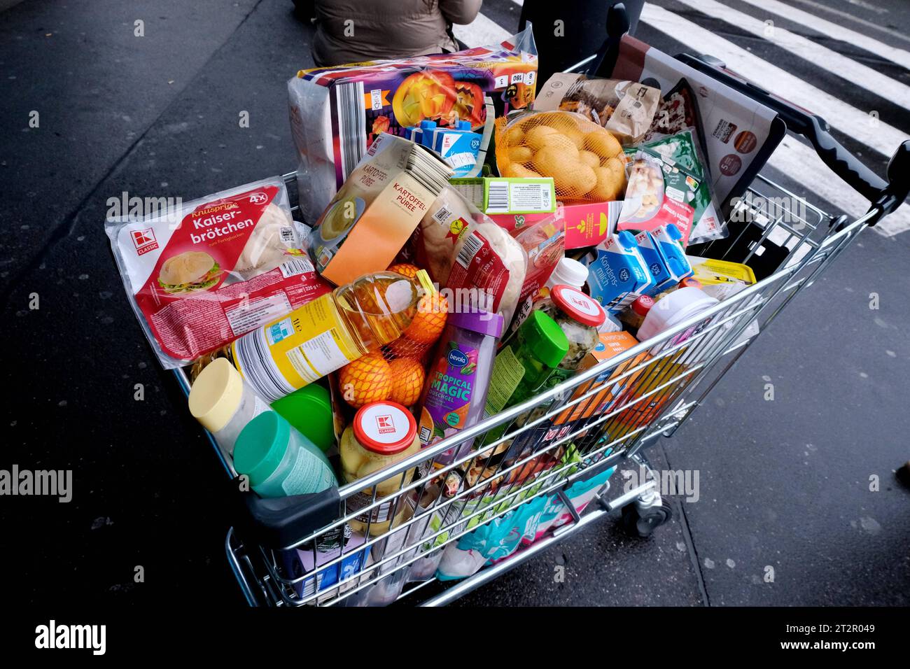 Düsseldorf 20.10.2023 Wocheneinkauf inflazione Preissteigerungen Hartz 4 IV Satz voller Warenkorb Lebensmittelpreise Supermarkt Discounter Einkaufskorb Einkaufen Bürgergeld Grundeinkommen Einkaufswagen Grundversorgung Kaufland Großfamilie Lebenshaltungskosten Lebensmittel Lebensmittelpreise Supermarkteinkauf Düsseldorf Nordrhein-Westfalen Deutschland **** Düsseldorf 20 10 2023 acquisti settimanali aumento dei prezzi di inflazione Hartz 4 IV prezzo carrello pieno prezzi alimentari supermercato sconto carrello acquisti base soldi cittadini reddito base carrello acquisti base fornitura Kaufland costo famiglia elevato di l Foto Stock