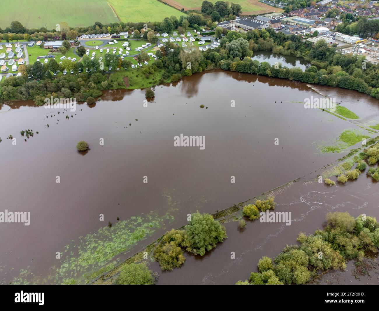 Ripon, North Yorkshire, Regno Unito. 21 ottobre 2023. Il fiume Ure sbarca le sue rive alla periferia di Ripon, North Yorkshire, Regno Unito, dopo la tempesta Babet. Crediti: Mick Flynn/Alamy Live News Foto Stock