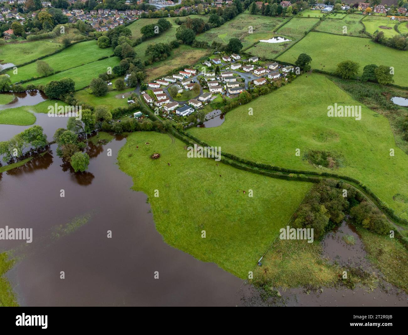 Ripon, North Yorkshire, Regno Unito. 21 ottobre 2023. Il fiume Ure sbarca le sue rive alla periferia di Ripon, North Yorkshire, Regno Unito, dopo la tempesta Babet. Crediti: Mick Flynn/Alamy Live News Foto Stock