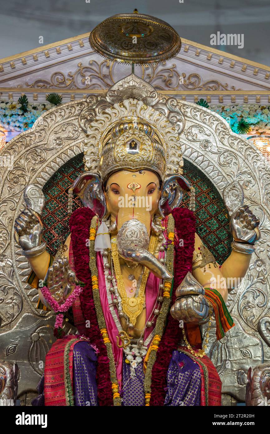 Un bellissimo idolo del Signore Ganesha che viene adorato in un mandal a Mumbai per l'auspicious festival indiano di Ganesh Chaturthi Foto Stock