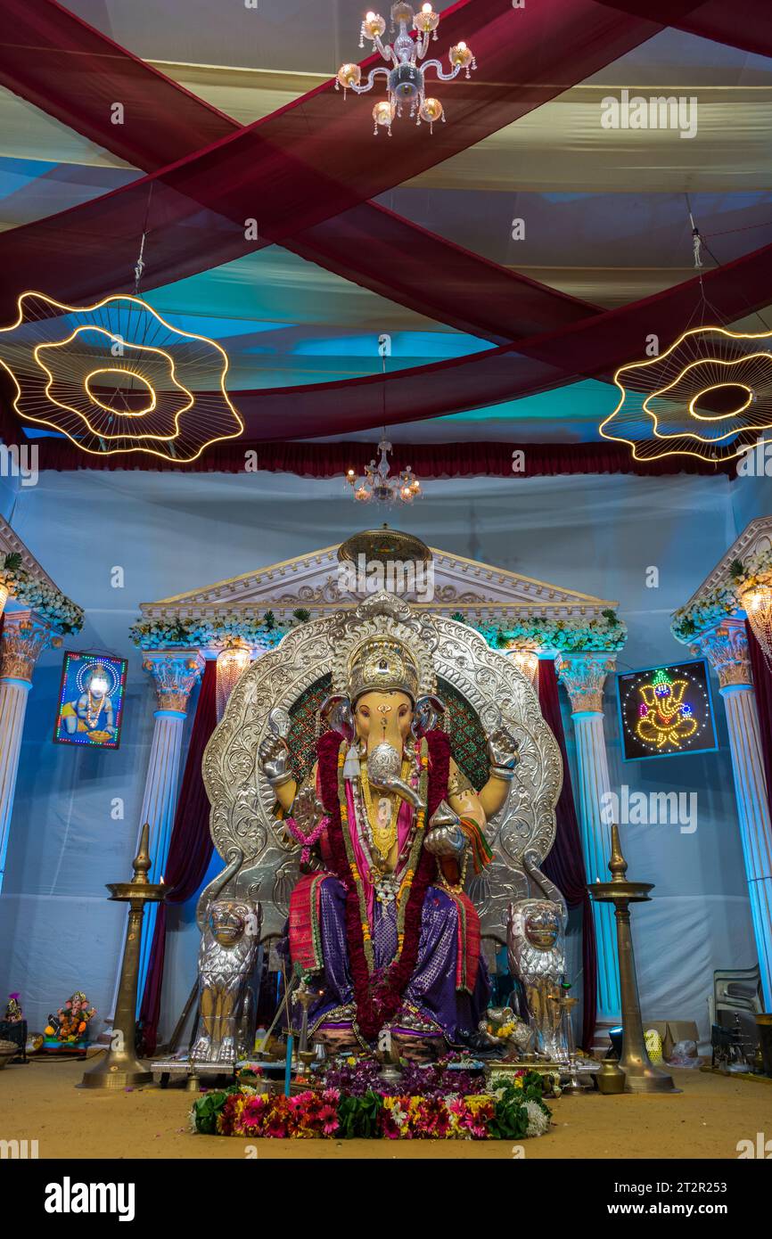 Un bellissimo idolo del Signore Ganesha che viene adorato in un mandal a Mumbai per l'auspicious festival indiano di Ganesh Chaturthi Foto Stock