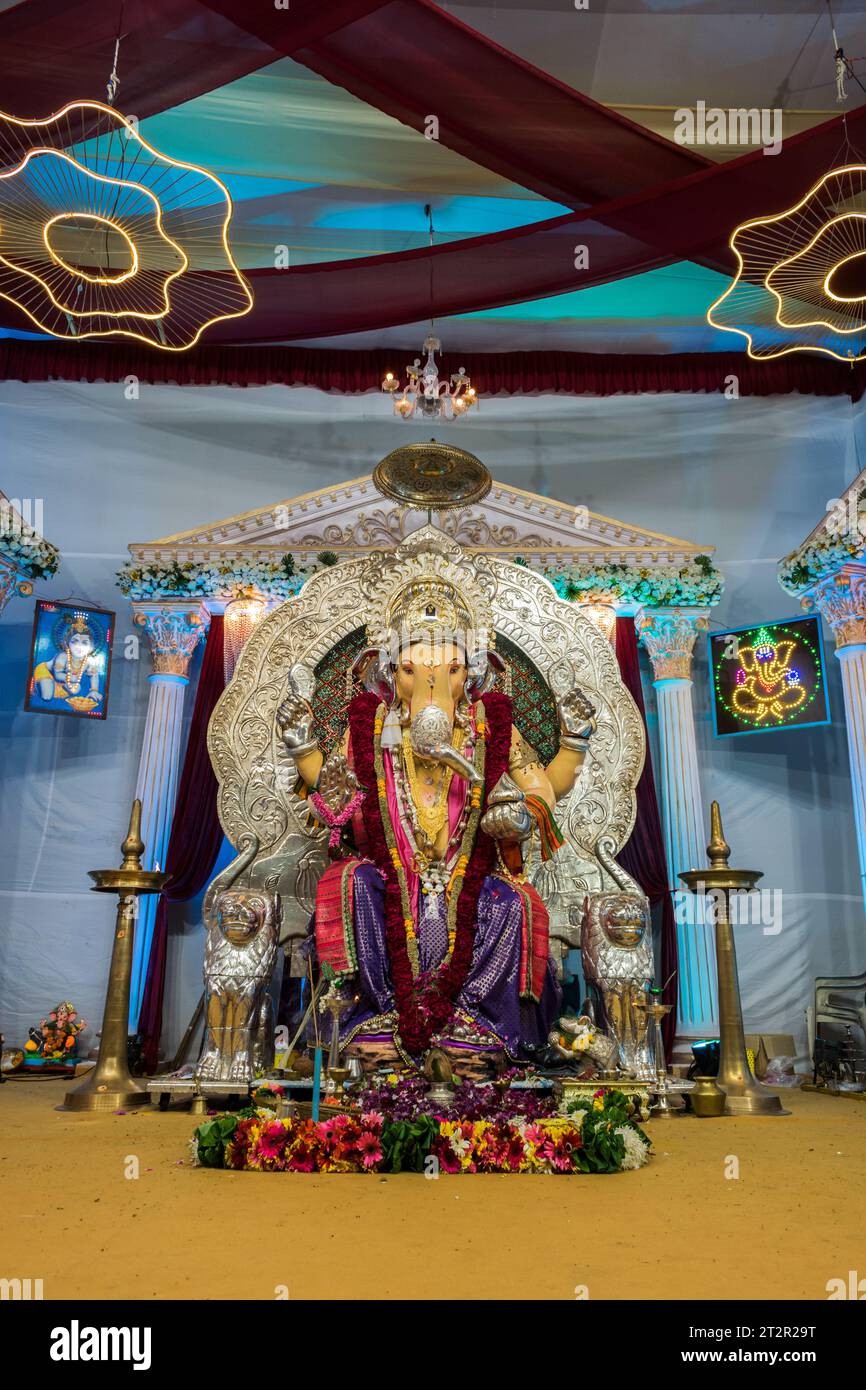 Un bellissimo idolo del Signore Ganesha che viene adorato in un mandal a Mumbai per l'auspicious festival indiano di Ganesh Chaturthi Foto Stock