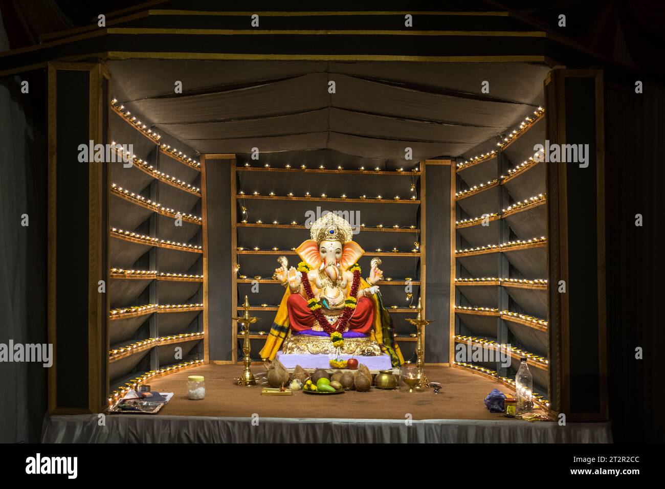 Un bellissimo idolo del Signore Ganesha che viene adorato in un mandal a Mumbai per l'auspicious festival indiano di Ganesh Chaturthi Foto Stock