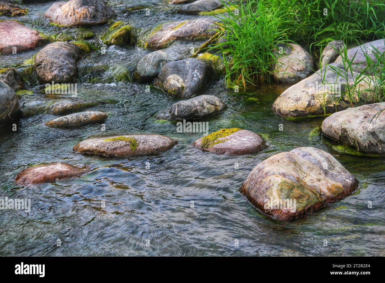 Scopri l'affascinante fascino di un fiume in Cina adornato da formazioni rocciose uniche e accattivanti, una meraviglia naturale da vedere Foto Stock