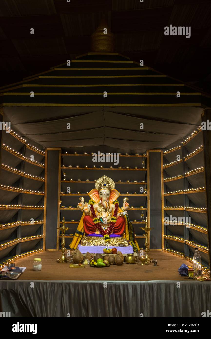 Un bellissimo idolo del Signore Ganesha che viene adorato in un mandal a Mumbai per l'auspicious festival indiano di Ganesh Chaturthi Foto Stock