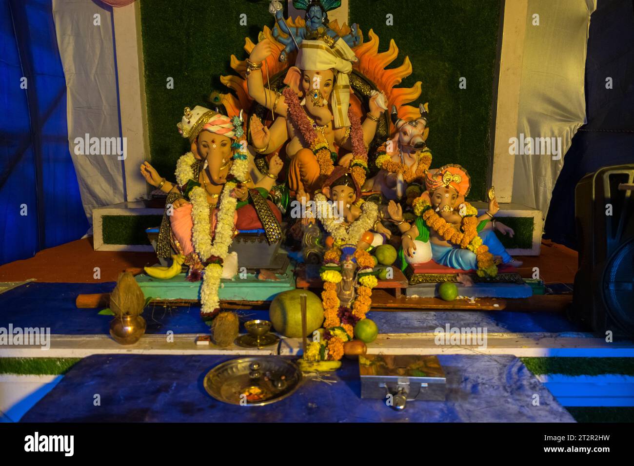 Un bellissimo idolo del Signore Ganesha che viene adorato in un mandal a Mumbai per l'auspicious festival indiano di Ganesh Chaturthi Foto Stock