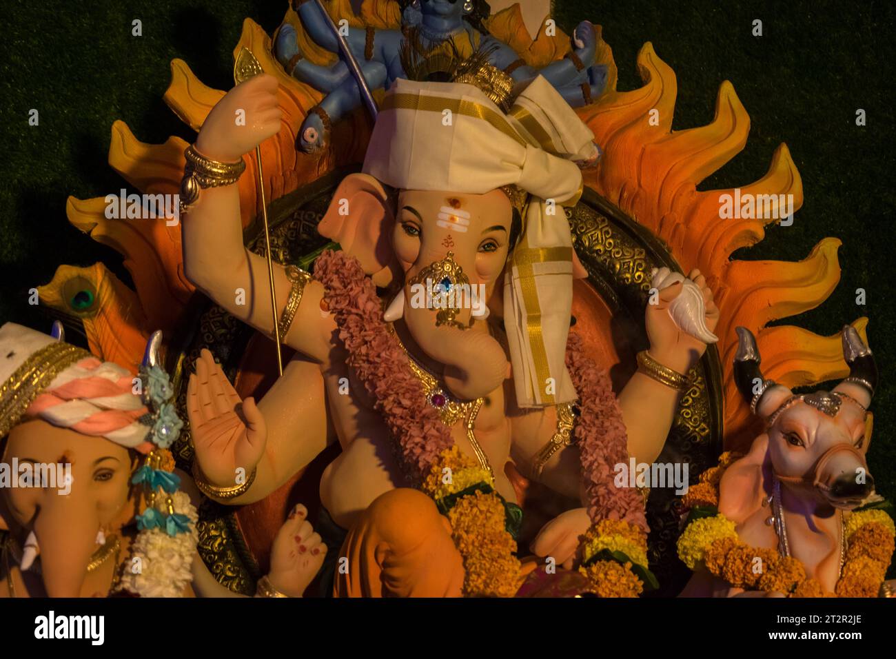 Un bellissimo idolo del Signore Ganesha che viene adorato in un mandal a Mumbai per l'auspicious festival indiano di Ganesh Chaturthi Foto Stock