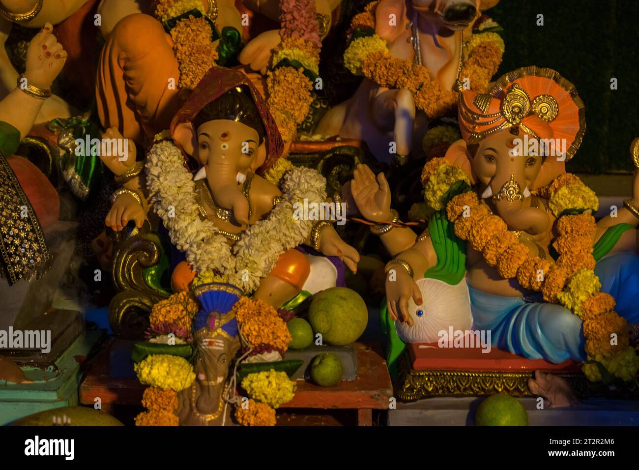 Un bellissimo idolo del Signore Ganesha che viene adorato in un mandal a Mumbai per l'auspicious festival indiano di Ganesh Chaturthi Foto Stock
