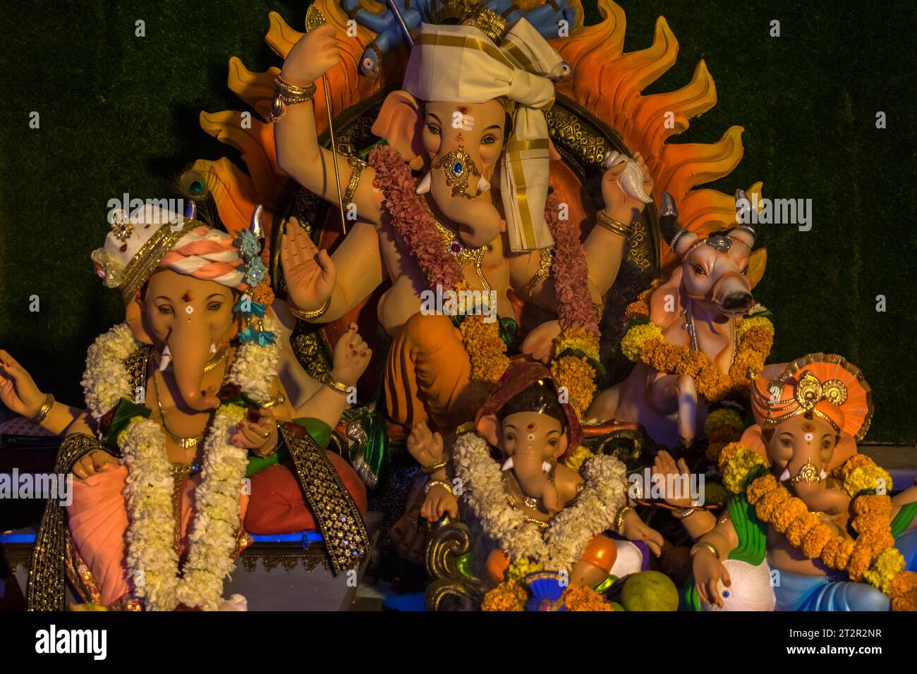 Un bellissimo idolo del Signore Ganesha che viene adorato in un mandal a Mumbai per l'auspicious festival indiano di Ganesh Chaturthi Foto Stock