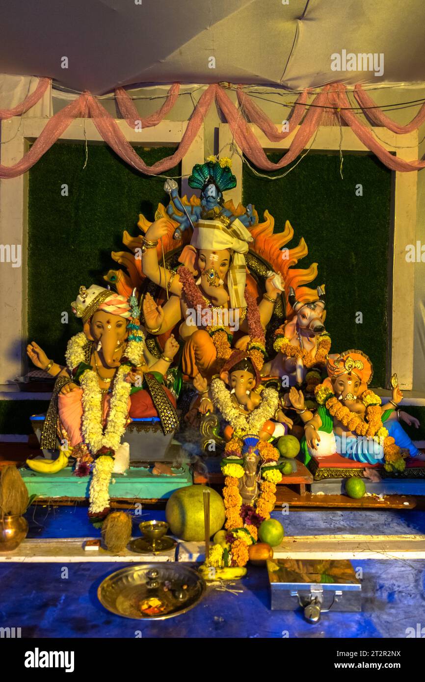 Un bellissimo idolo del Signore Ganesha che viene adorato in un mandal a Mumbai per l'auspicious festival indiano di Ganesh Chaturthi Foto Stock