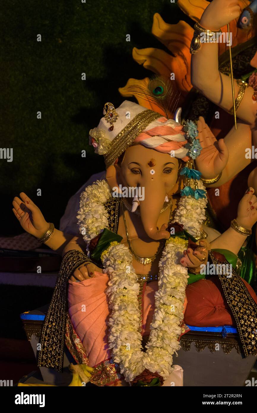 Un bellissimo idolo del Signore Ganesha che viene adorato in un mandal a Mumbai per l'auspicious festival indiano di Ganesh Chaturthi Foto Stock
