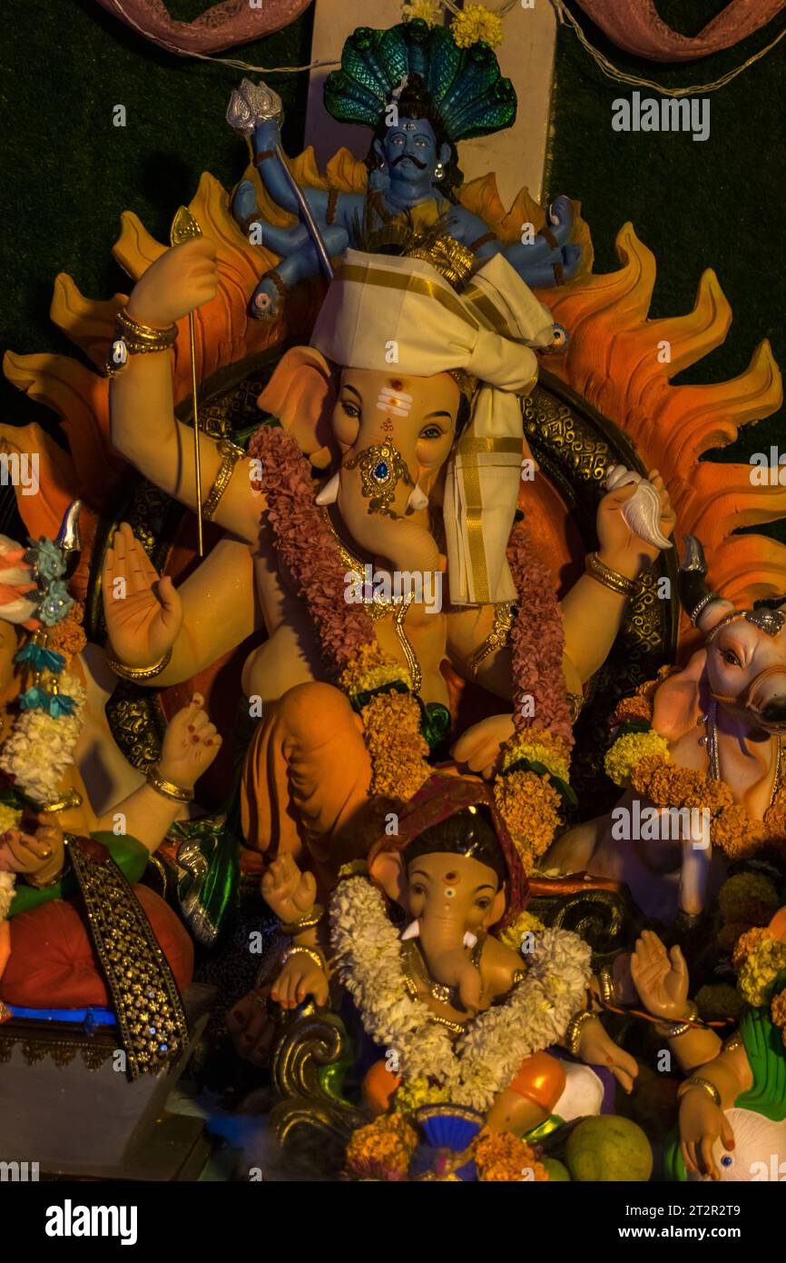 Un bellissimo idolo del Signore Ganesha che viene adorato in un mandal a Mumbai per l'auspicious festival indiano di Ganesh Chaturthi Foto Stock
