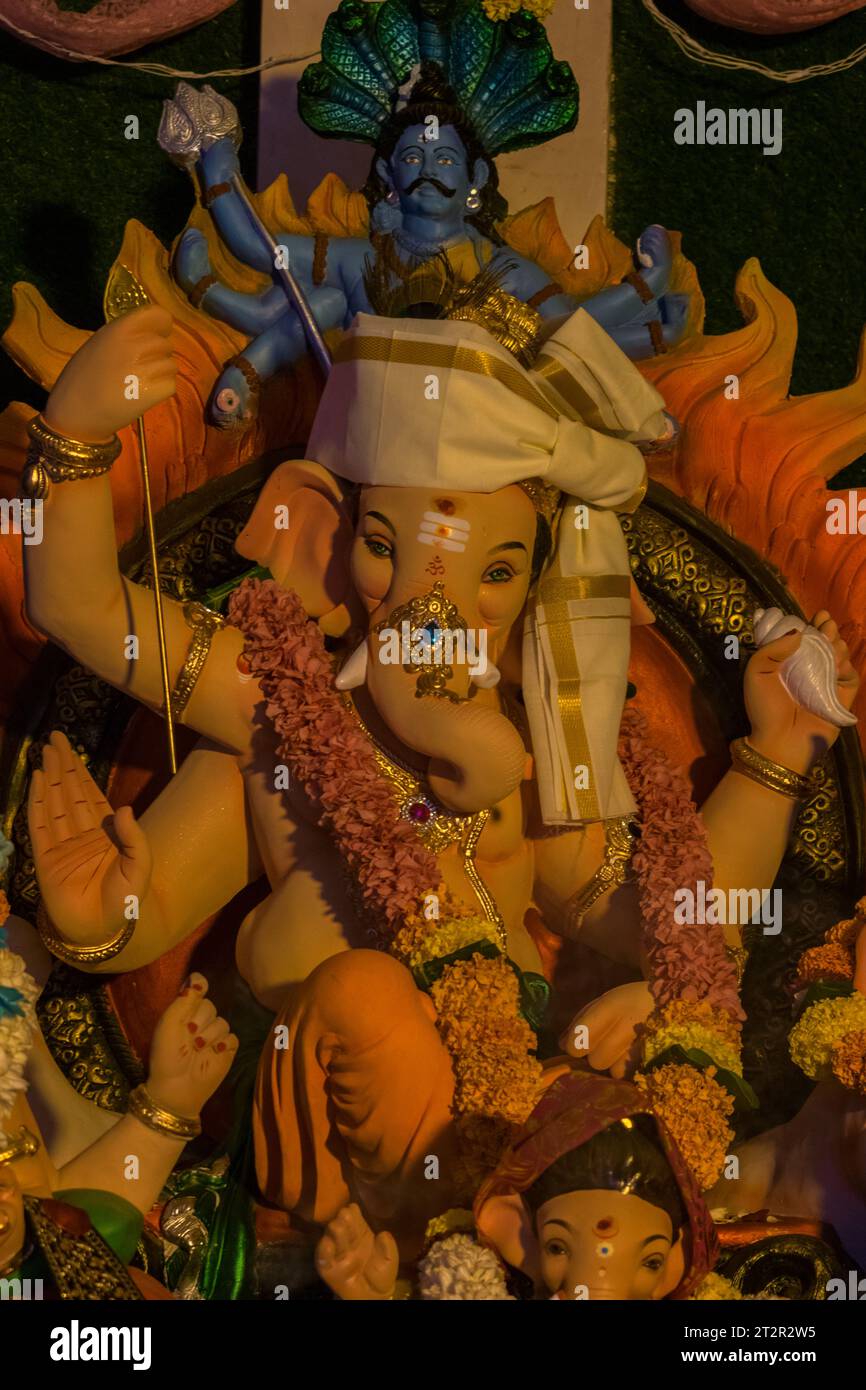 Un bellissimo idolo del Signore Ganesha che viene adorato in un mandal a Mumbai per l'auspicious festival indiano di Ganesh Chaturthi Foto Stock